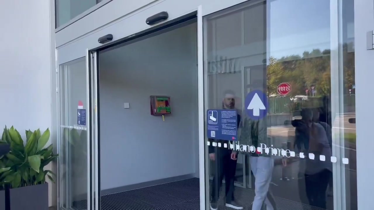 完美真人-拉比奥特抵达米兰展露笑颜 面对镜头高呼加油米兰